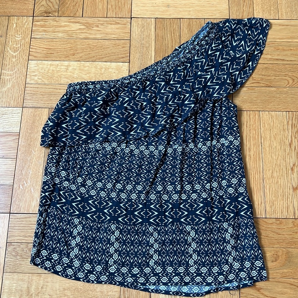Velvet by Graham & Spencer one-shoulder navy & white top,Sz XS. Great condition!
